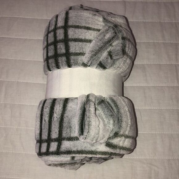 Wayland Square Gray Plaid Plush Throw - Picture 2 of 5